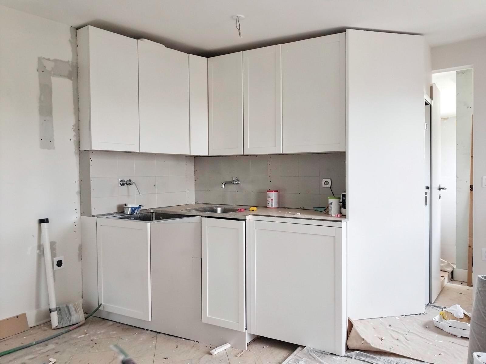 Installation d'armoires sur mesure en cours