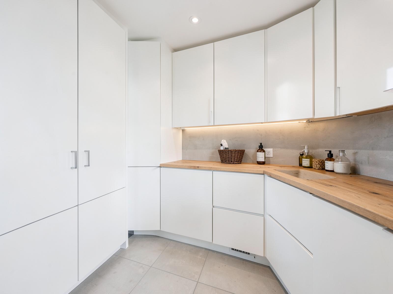 Armoires et comptoir de pliage dans une salle de lavage